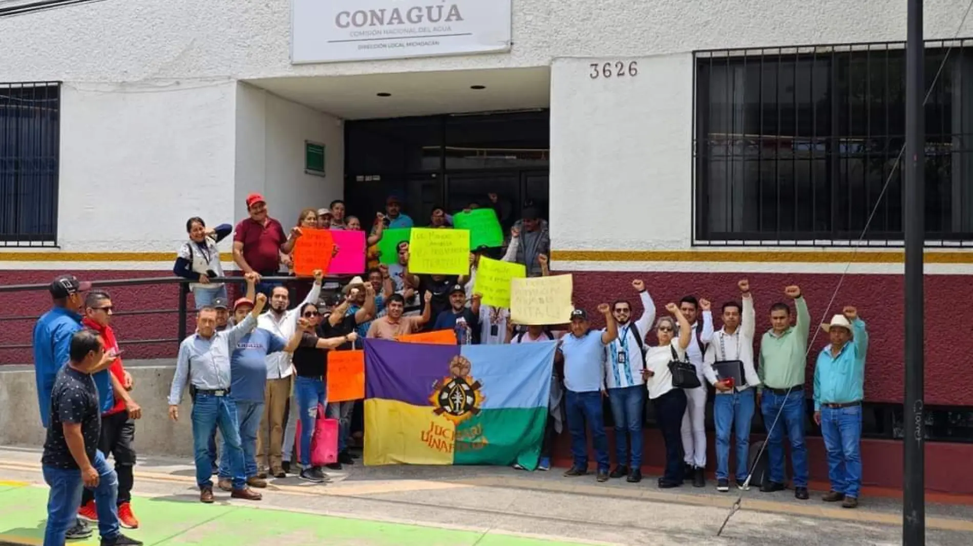 Comuneros de Nuevo Zirosto manifestándose frente a CONAGUA